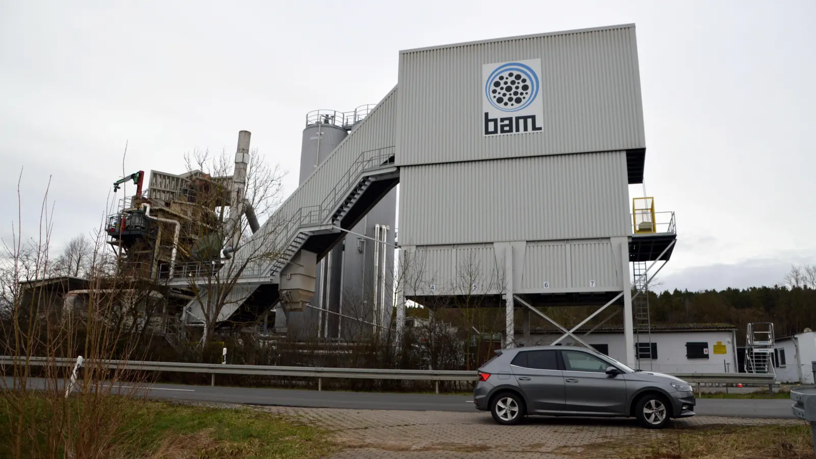 Um das Asphaltmischwerk bei Tragelhöchstädt gibt es weiter Wirbel. Das Gros der Räte lehnte am Donnerstag erneut einen Bauantrag der BAM ab: für eine Werkstatthalle und Sozialräume. (Foto: Johannes Zimmermann)