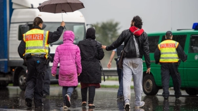 Eine syrische Familie an einer Grenzkontrollstelle zwischen Österreich und Deutschland. (Foto: Matthias Balk/dpa)