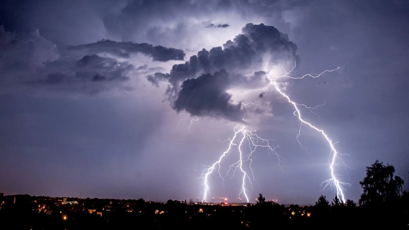 Bei hoher Spannung entlädt sich die Energie in Form eines Blitzes - wie hier bei Görlitz. (Archivbild) (Foto: Florian Gaertner/dpa-Zentralbild/dpa-tmn)