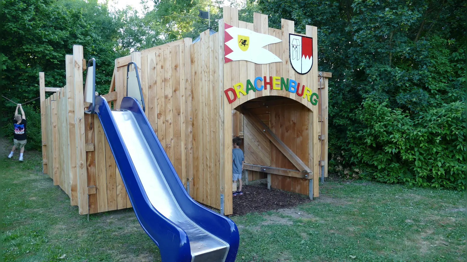 Die selbstgebaute Drachenburg ist das Highlight des Spielplatzes im Oberickelsheimer Ortsteil Rodheim. (Archivbild: Sylvia Fehlinger)