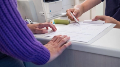 Wichtige Informationen wie Vorerkrankungen, Allergien oder Medikamente sollten im Anamnesebogen angegeben werden. (Foto: Christin Klose/dpa-tmn)