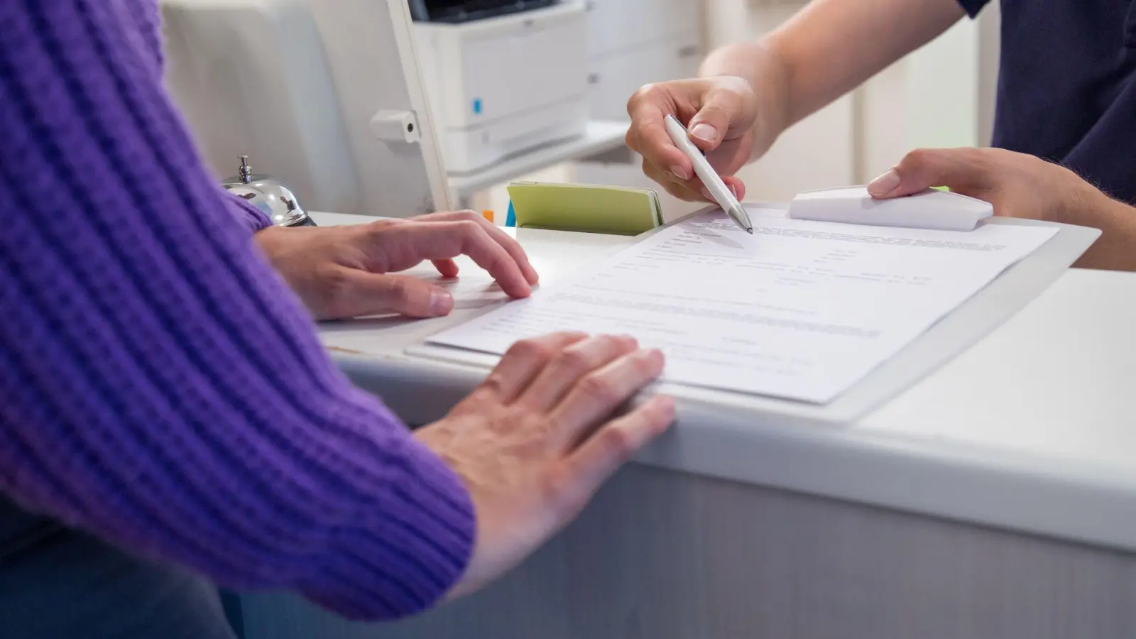 Wichtige Informationen wie Vorerkrankungen, Allergien oder Medikamente sollten im Anamnesebogen angegeben werden. (Foto: Christin Klose/dpa-tmn)