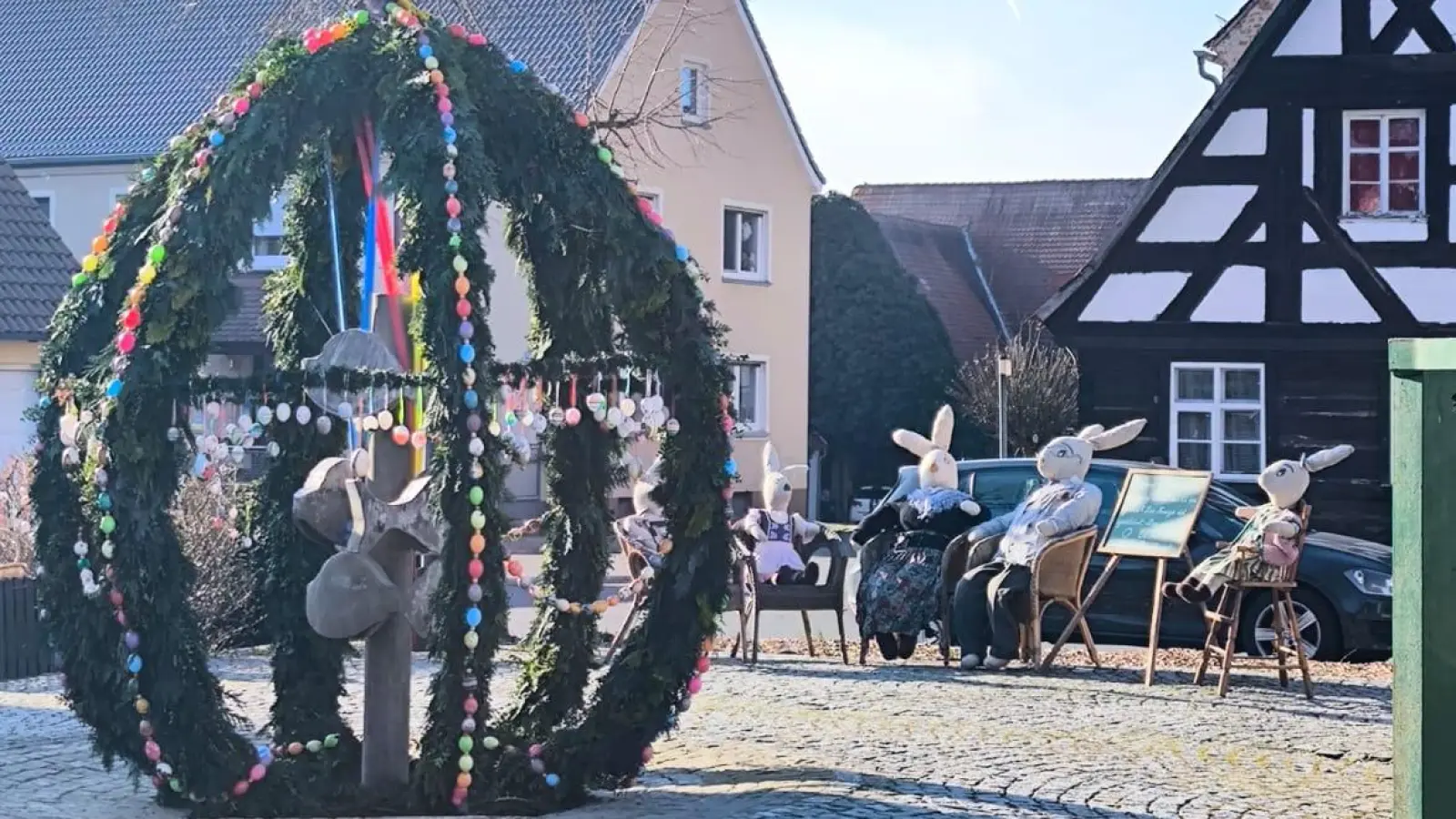 Auf die Initiative von Manja Karbmann und Jacqueline Riemer beteiligten sich drei Generationen und die beiden Kitas in Gerhardshofen und Binbaum am Schmücken des Osterbrunnens. Sogar handbemalte Eier aus den 1990er Jahren wurden noch wieder entdeckt. (Foto: Jacqueline Riemer)