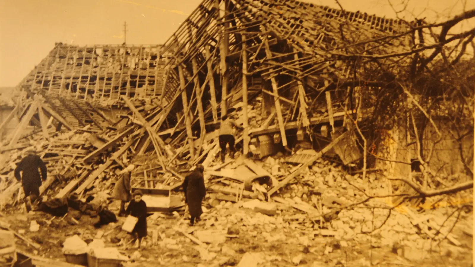 Etliche Häuser nahe der Bahnlinie wurden komplett zerstört, sodass die Bewohner keine Chance hatten. Diese Aufnahme entstand in der Crailsheimstraße, auch in der Oberhäuserstraße und der Endresstraße wurden ganze Familien ausgelöscht. (Repro: Jim Albright/Sammlung Ernst Güth)
