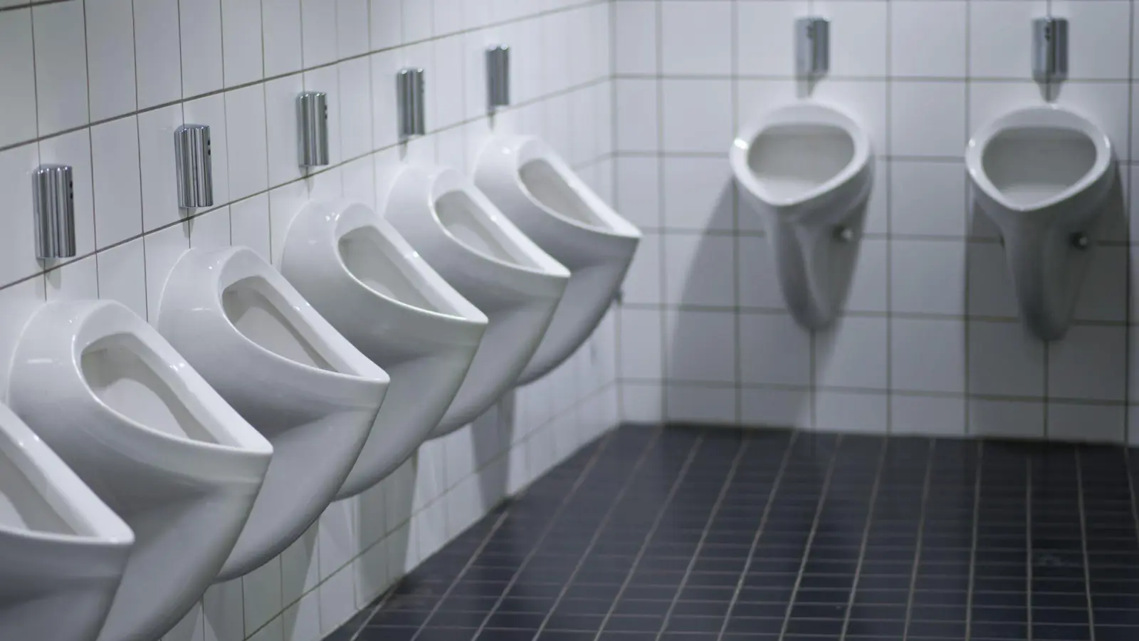 Nicht jedermanns Sache: in Gesellschaft am Pissoir pinkeln. Für Betroffene ist der Anblick eines leeren Toilettenraums deshalb schon die erste Erleichterung. (Foto: David-Wolfgang Ebener/dpa/dpa-tmn)