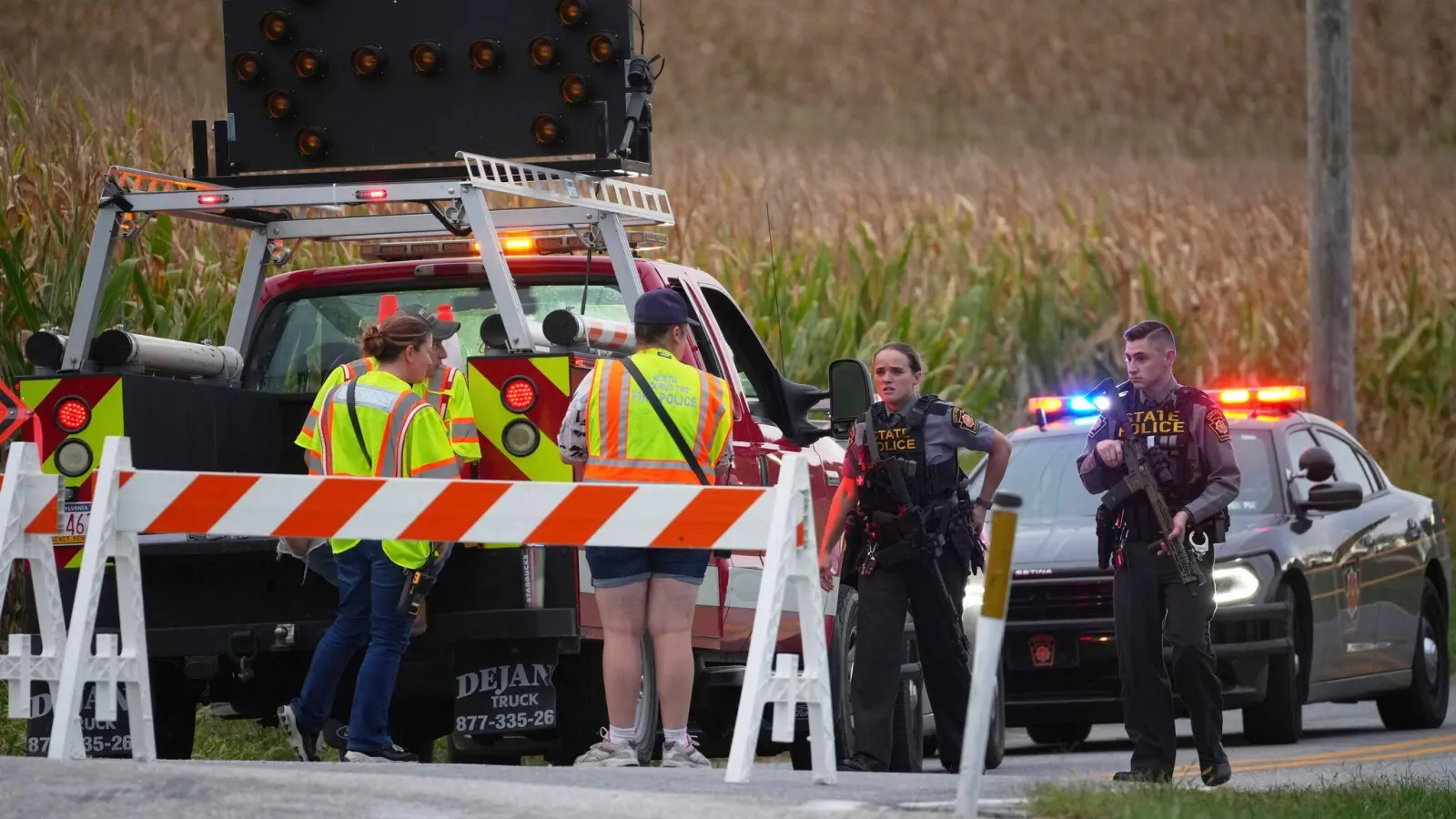 Polizei und Rettungskräfte sind nach den tödlichen Schüssen auf drei Polizisten im Einsatz.  (Foto: Matt Slocum/AP/dpa)