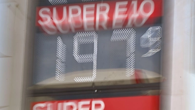 Vereinzelt lassen sich Spritpreise unter 2 Euro bereits finden - noch sind sie aber die Ausnahme. (Archivbild) (Foto: Bernd Weißbrod/dpa)