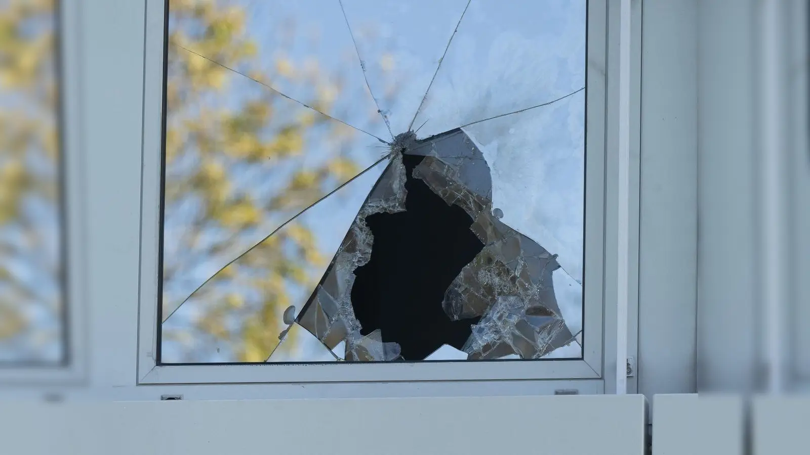 Ein Unbekannter hat in Ansbach die Fensterscheibe einer Wohnung eingeworfen. (Symbolbild: Sebastian Kahnert/dpa)