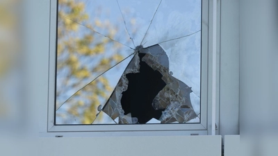 Zwei Fenster sind zwischen Donnerstag und Freitag in Wassertrüdingen eingeworfen worden. (Symbolbild: Sebastian Kahnert/dpa)
