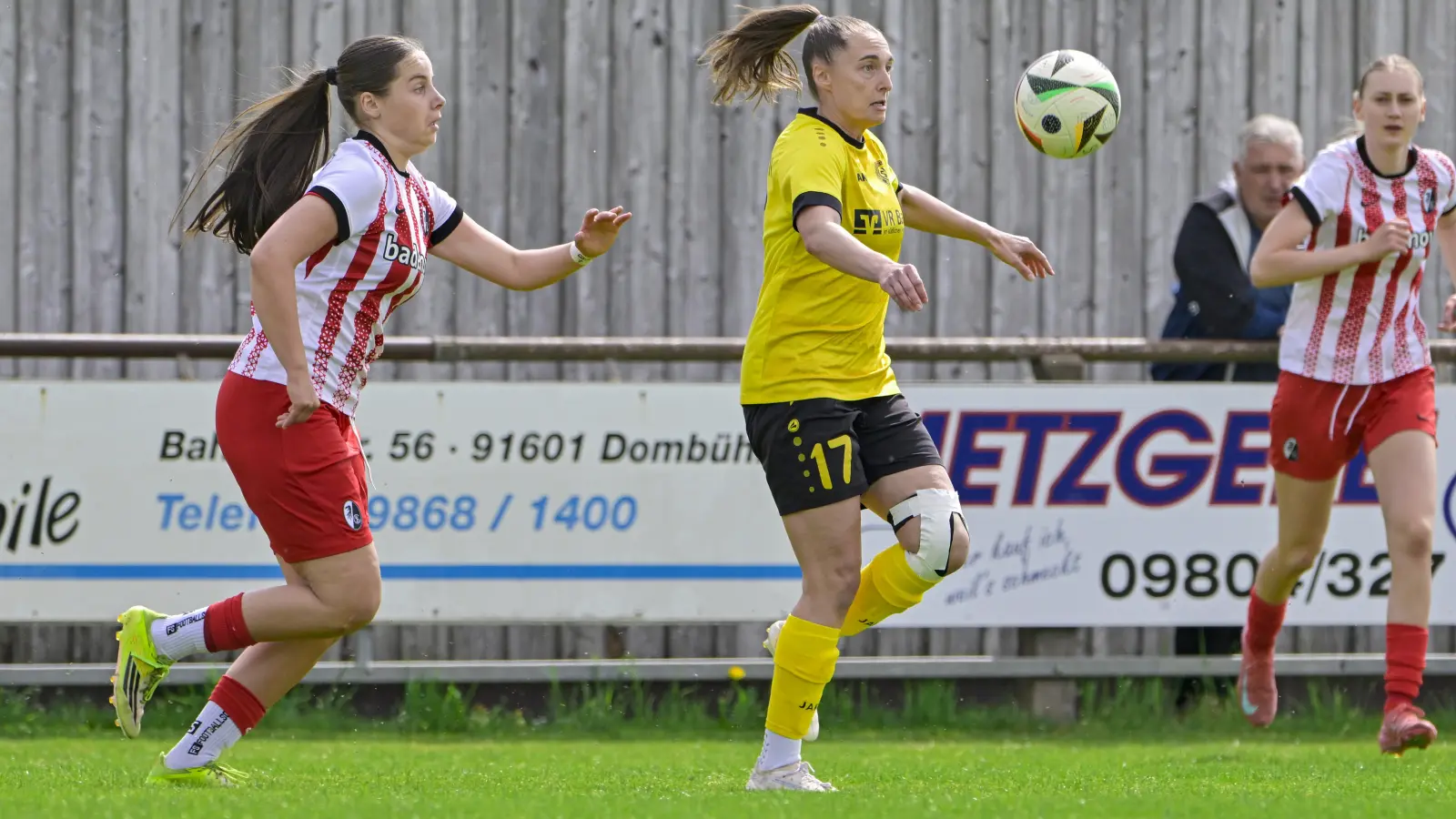 Sara Hofmann (in Gelb, hier im Spiel gegen den SC Freiburg II) plagen Kniebeschwerden. Ihr Einsatz ist fraglich. (Foto: Martin Rügner)