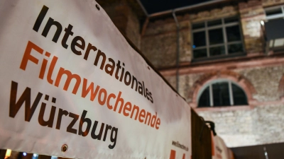 Archivbild. Banner des 46. Internationalen Filmwochenendes Würzburg im Jahr 2020 sind außerhalb des Central im Bürgerbräu angebracht. (zu dpa: «Filmfestival zeigt Programmkino aus aller Welt») (Foto: Nicolas Armer)