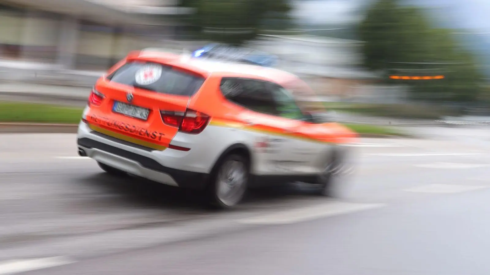 Der Rettungsdienst brachte den Verletzten in eine Münchner Klinik, wo er notoperiert wurde. (Symbolbild) (Foto: Karl-Josef Hildenbrand/dpa)