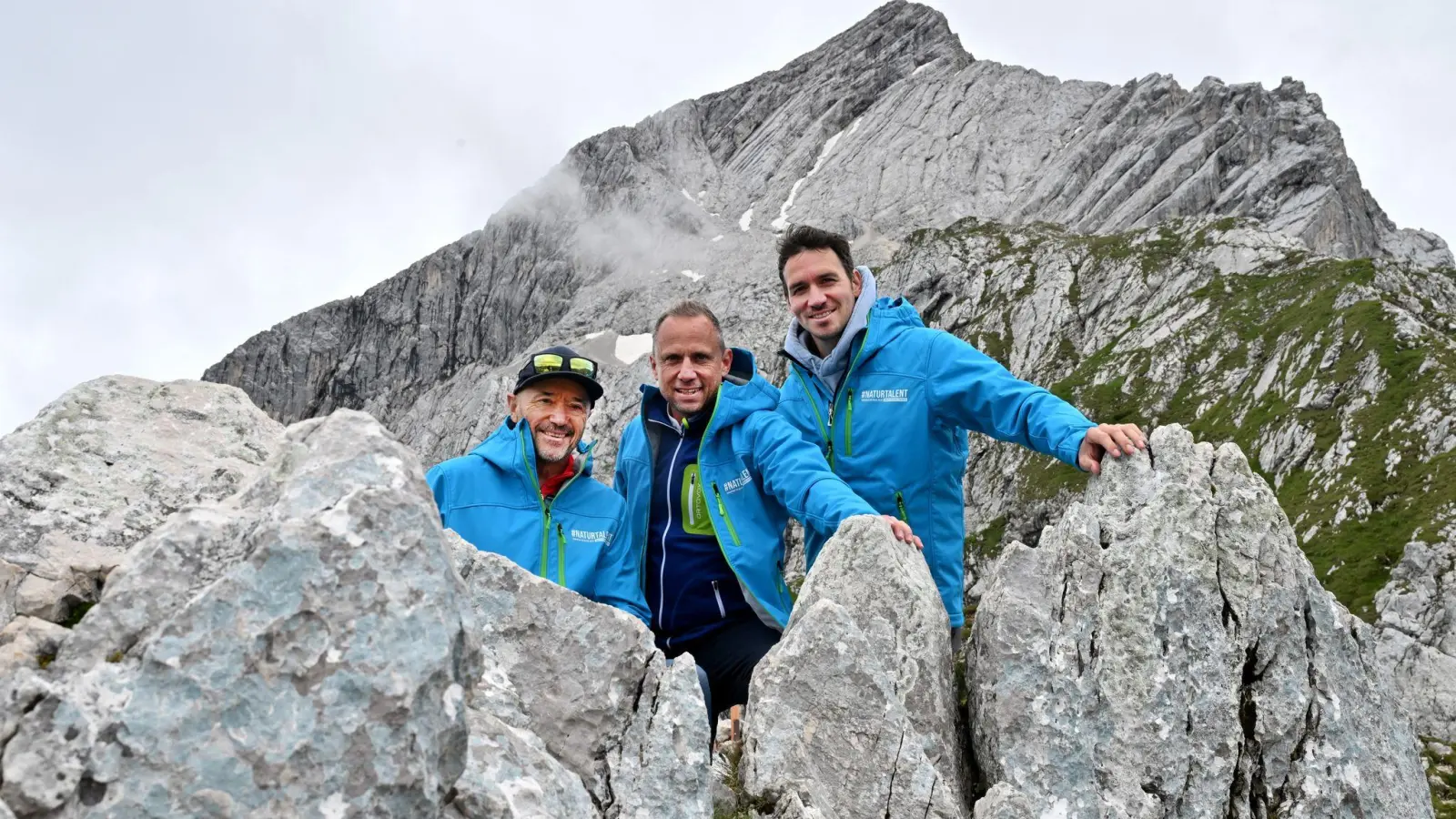 Christian und Felix Neureuther und Umweltminister Glauber eröffnenn Themenweg. (Foto: Peter Kneffel/dpa)