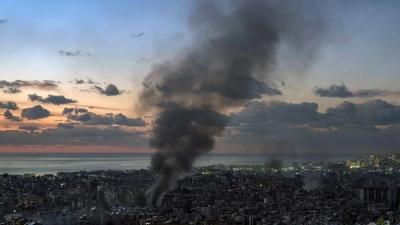 Die israelische Luftwaffe flog bis kurz vor dem Inkrafttreten der vereinbarten Waffenruhe heftige Angriffe in Beirut.  (Foto: Bilal Hussein/AP/dpa)