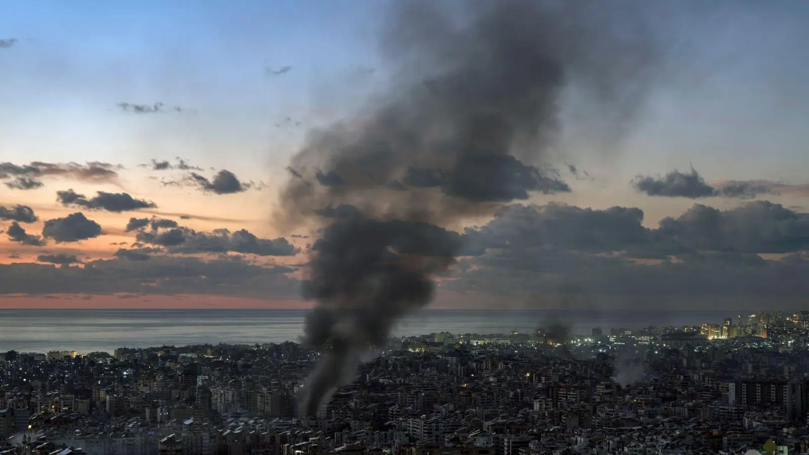 Die israelische Luftwaffe flog bis kurz vor dem Inkrafttreten der vereinbarten Waffenruhe heftige Angriffe in Beirut.  (Foto: Bilal Hussein/AP/dpa)