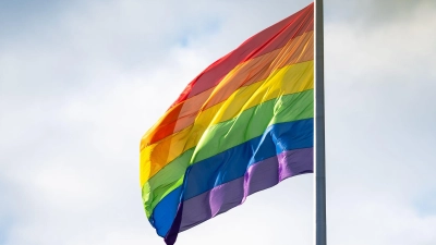 Bundeskanzler Merz möchte die Regenbogenflagge am Bundestag nur an einem Tag gehisst sehen. (Archivbild) (Foto: Christophe Gateau/dpa)
