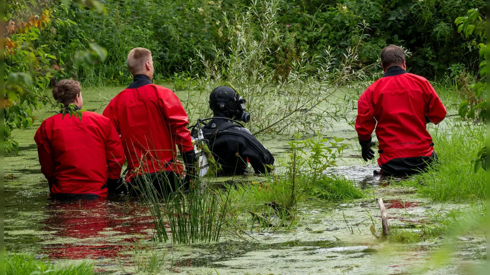 Taucher der Polizei suchten einen kleinen Weiher in der Gemeinde Taufkirchen nach der Vermissten ab. (Foto: Peter Kneffel/dpa)