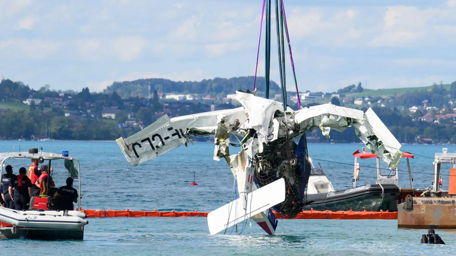 Noch ist unklar, warum die Propellermaschine in den See stürzte. (Archivbild) (Foto: Fotokerschi/Werner Kerschbaummay/APA/dpa)