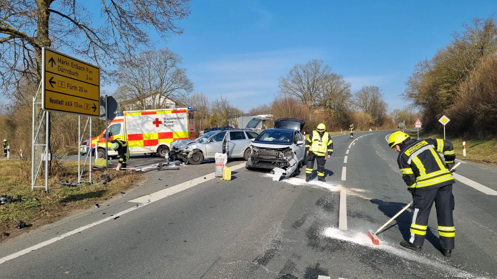 Zwei Autos kollidieren auf der B8 bei Bräuersdorf. Die Bundesstraße war halbseitig gesperrt. (Foto: Rainer Weiskirchen/Feuerwehren im Landkreis Neustadt/Aisch-Bad Windsheim)