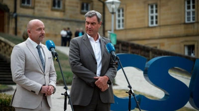 Der Chef der CSU-Landesgruppe im Bundestag, Alexander Hoffmann, links, und Bayerns Ministerpräsident Markus Söder skizzieren die Pläne ihrer Partei für die Zukunft Deutschlands.  (Foto: Daniel Vogl/dpa)