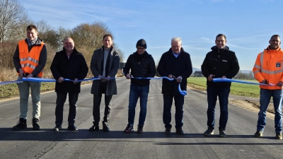 Bei der Einweihung, von links: Baurat Daniel Rosenbau, die Bürgermeister Stefan Ultsch und Martin Schachner, Johannes Käser, Bernd Friedrich und Markus Seitz (Straßenmeisterei Feuchtwangen). (Foto: Sebastian Roßkopf)