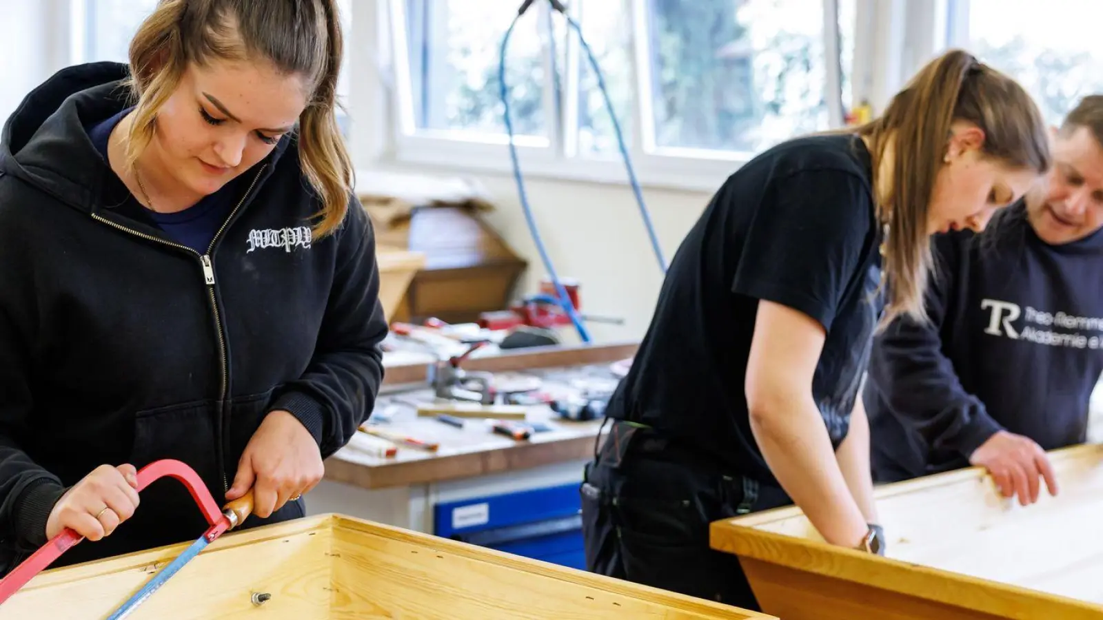 Bei der Sarggestaltung ist handwerkliches Geschick gefragt.  (Foto: Daniel Karmann/dpa)