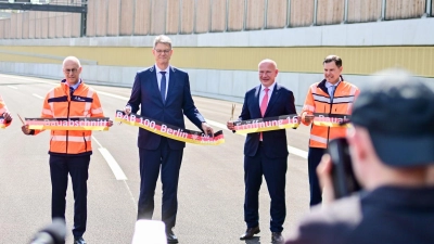 Verkehrsminister Patrick Schnieder (im Anzug links) und Berlins Regierender Bürgermeister Kai Wegner (beide CDU) eröffneten den 16. Bauabschnitt der A100 in Berlin. (Foto: Sebastian Christoph Gollnow/dpa)
