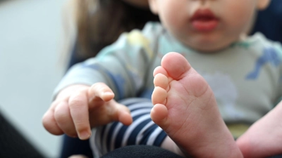 Eltern sind einer Studie zufolge durchschnittlich weniger zufrieden als Kinderlose, empfinden aber mehr Sinn im Leben (Archivbild).  (Foto: Elisa Schu/dpa)
