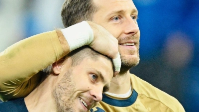 Dreifachtorschütze Andrej Kramaric wird von Nationaltorwart Oliver Baumann beglückwünscht. (Foto: Uwe Anspach/dpa)