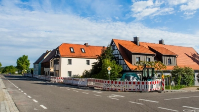 Weil die Arbeiten vor allem im Bereich der Gehwege und der Straßenränder liefen, fragte sich mancher Autofahrer, ob die Vollsperrung wirklich nötig war. (Foto: Evi Lemberger)