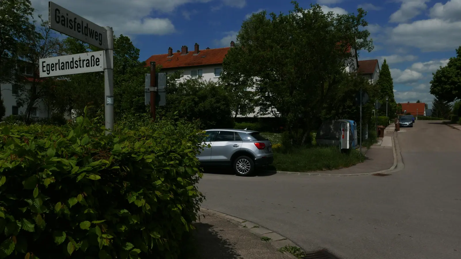 Der Bereich an der Kreuzung Gaisfeldweg/Egerlandstraße soll nach Ansicht des Planers Constantin Rühl zu einem zentralen Quartiersplatz im Hoffeld gestaltet werden. (Foto: Roman Kocholl)