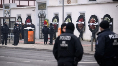 Die Beerdigung im Berliner Clan-Milieu wird von der Polizei mit einem größeren Aufgebot begleitet. (Foto: Bernd von Jutrczenka/dpa)