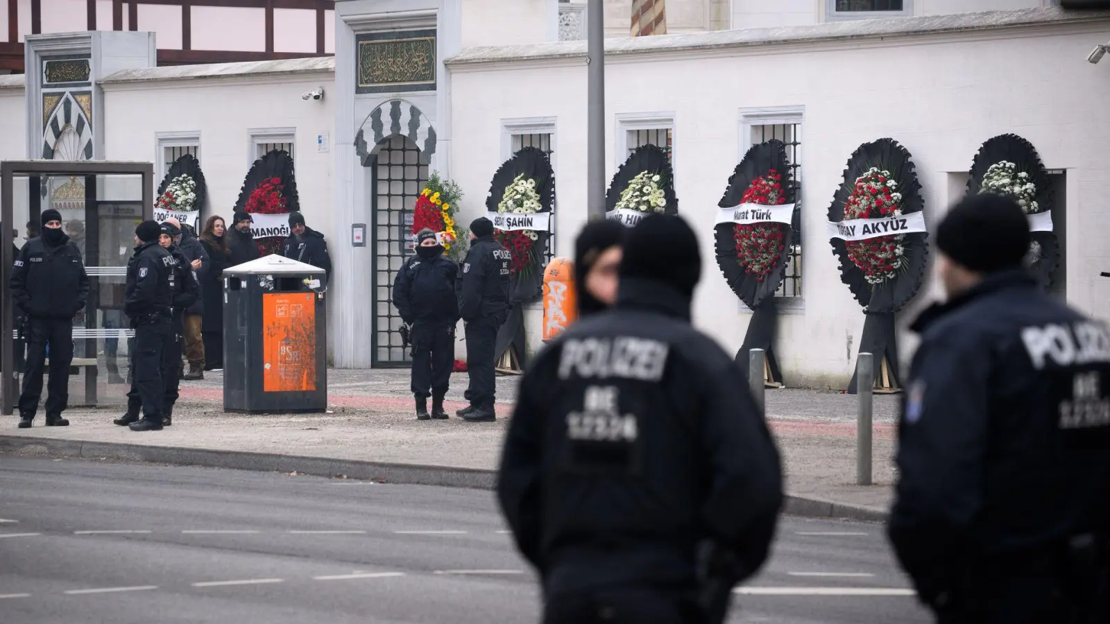 Die Beerdigung im Berliner Clan-Milieu wird von der Polizei mit einem größeren Aufgebot begleitet. (Foto: Bernd von Jutrczenka/dpa)