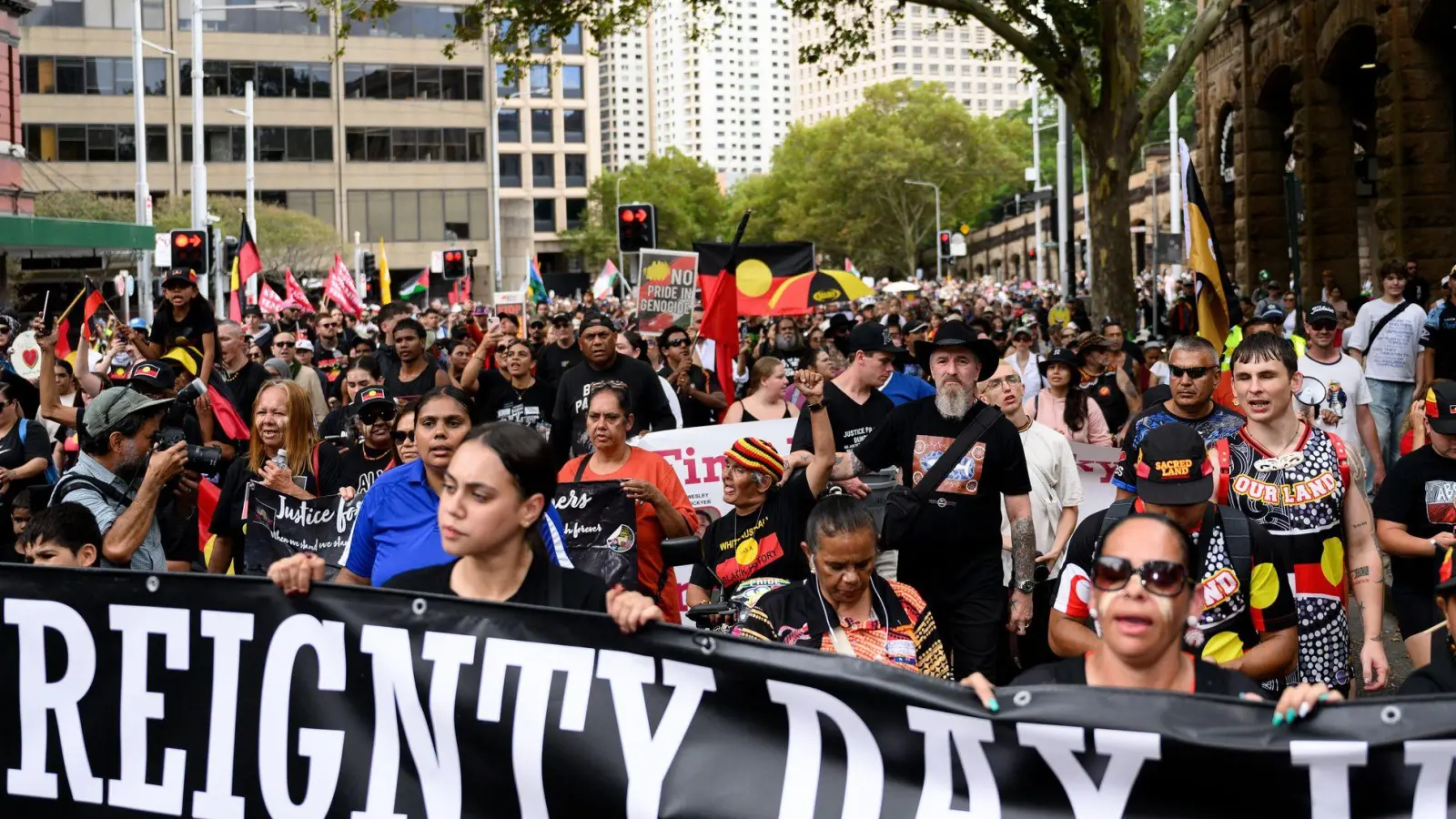 Zehntausende Menschen haben in Australien gegen den umstrittenen Nationalfeiertag  „Australia Day“ protestiert. (Foto: Steven Markham/AAP/dpa)