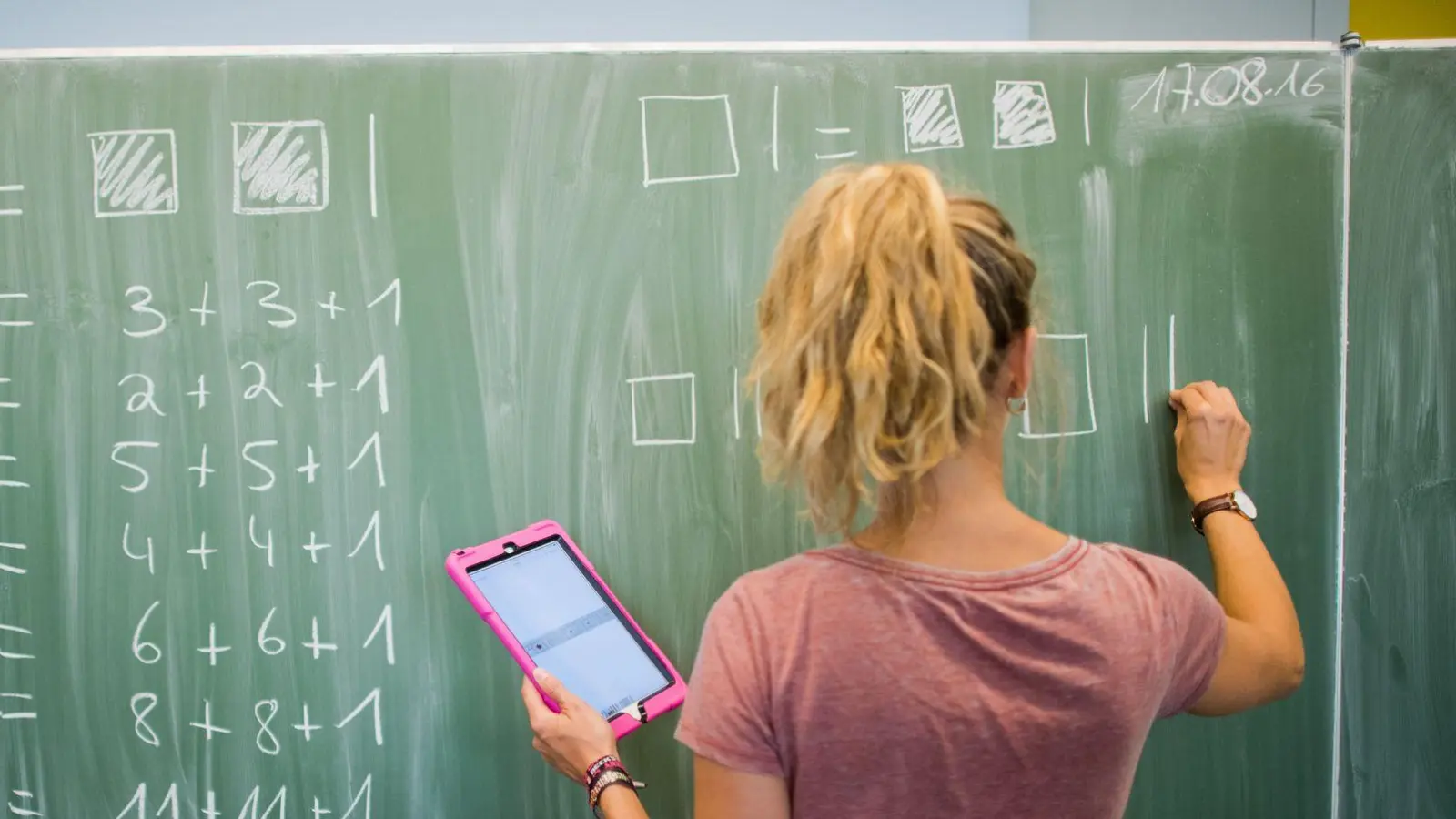 Der Praxisbezug soll in der Ausbildung der Lehrer stärker werden (Symbolbild). (Foto: Julian Stratenschulte/dpa)