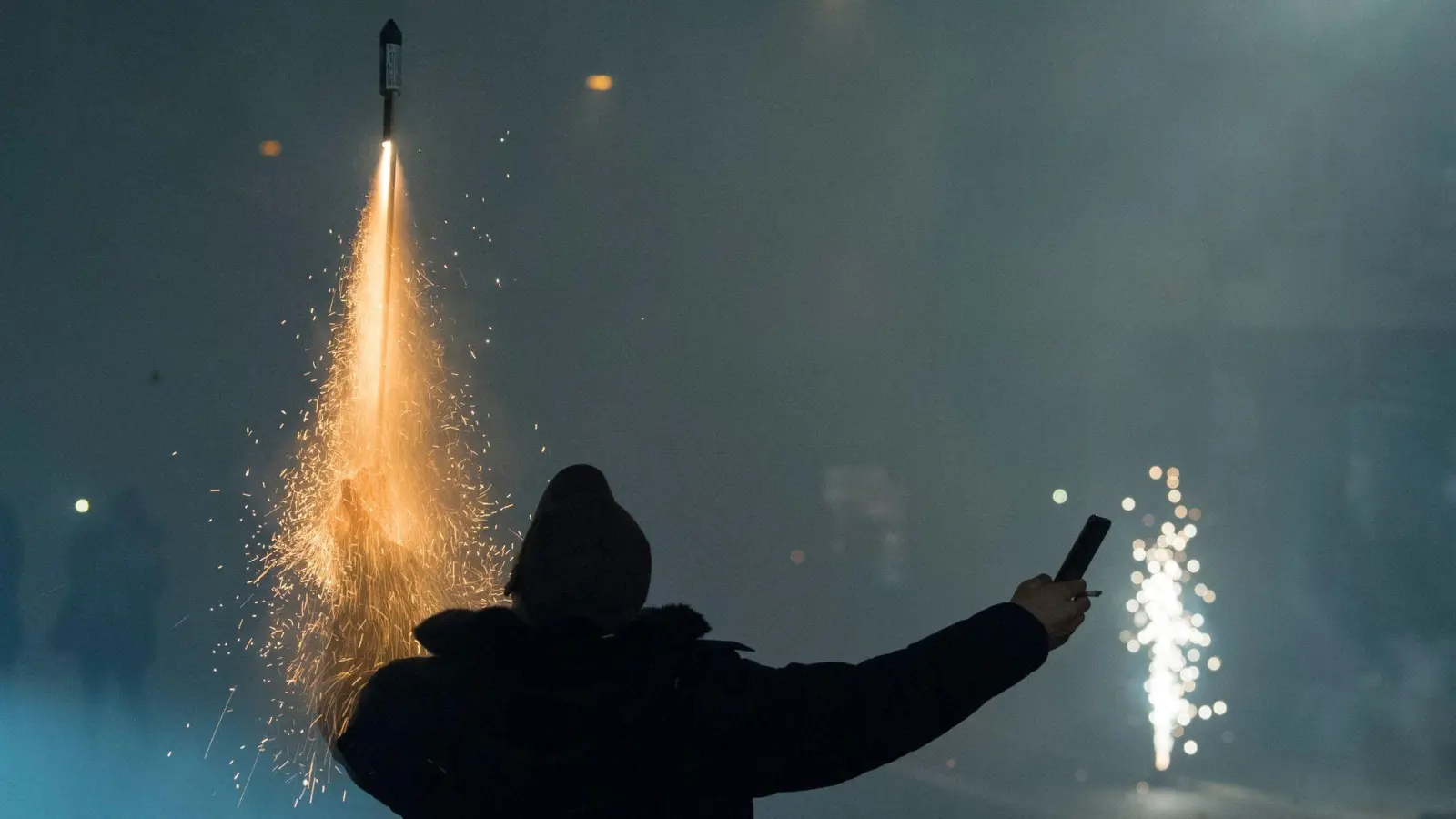 Feuerwerkskörper sind in einigen Altstädten in Westmittelfranken an Silvester 2024 verboten. (Symbolbild: Boris Roessler/dpa/dpa-tmn)