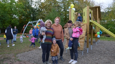 Die Initiatorinnen (von links) Kathrin Lawrenz (mit Baby Marie und Anton), Theresa Wellhöfer und Hannah Giel (mit Elsa) feierten das Einweihungsfest mit 100 Gästen aus dem Dorf und darüber hinaus. (F.: Yvonne Neckermann)