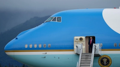 US-Präsident Donald Trump verlässt die Air Force One. (Foto: Julia Demaree Nikhinson/AP/dpa)