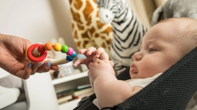 Mehr als ein Spiel: Wenn Babys „blubbern“, fördern sie ihre Sprachentwicklung und stärken soziale Bindungen. (Foto: Christin Klose/dpa-tmn)
