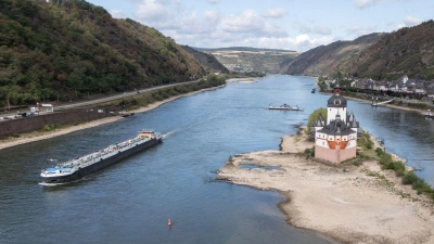 Der „Pegel Kaub“ gilt für die Schifffahrt als kritischer Punkt bei der Frage nach einer durchgehenden Passierbarkeit des Flusses. (Archivbild) (Foto: Boris Roessler/dpa)