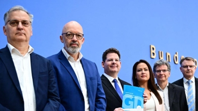 Trotz besserer Wachstumserwartungen blicken führende Ökonomen mit Sorge in die Zukunft. (Foto: Sebastian Gollnow/dpa)