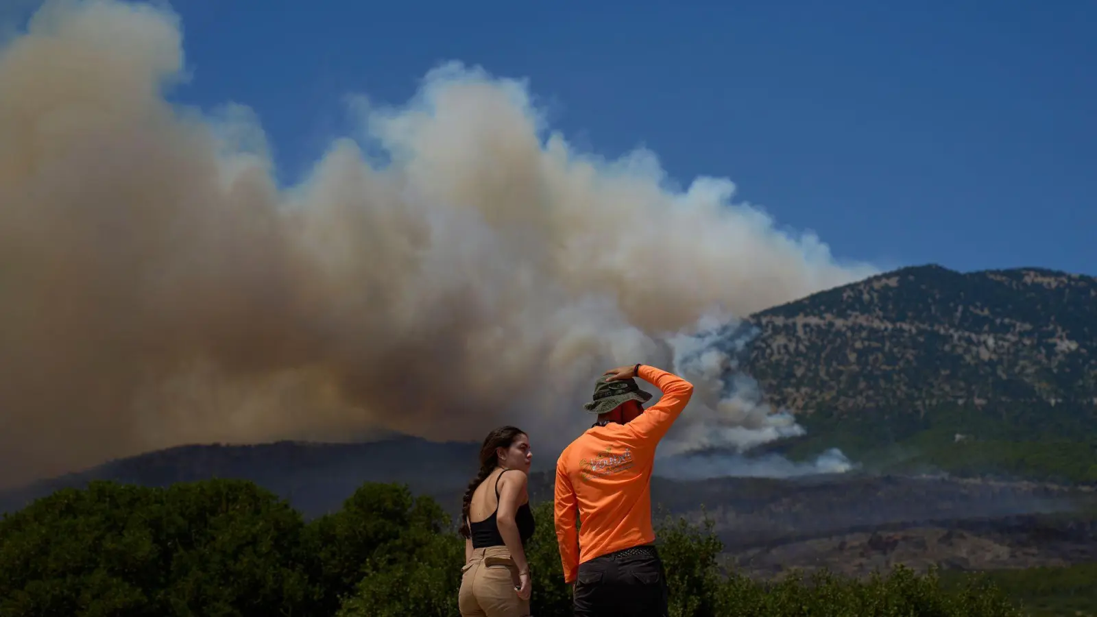 Bei den Menschen herrscht Entsetzen angesichts der andauernden Brände, die so viel Natur zerstören. (Foto: Petros Giannakouris/AP/dpa)