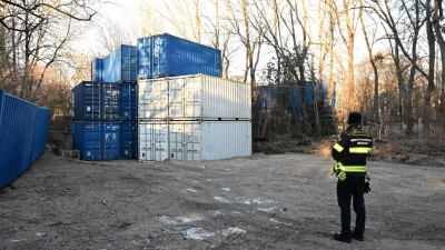 Die Evaluierung läuft laut Feuerwehr bisher planmäßig. (Foto: Felix Hörhager/dpa)