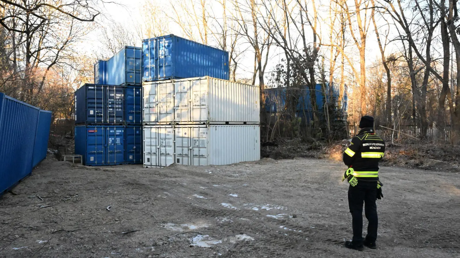 Die Evaluierung läuft laut Feuerwehr bisher planmäßig. (Foto: Felix Hörhager/dpa)