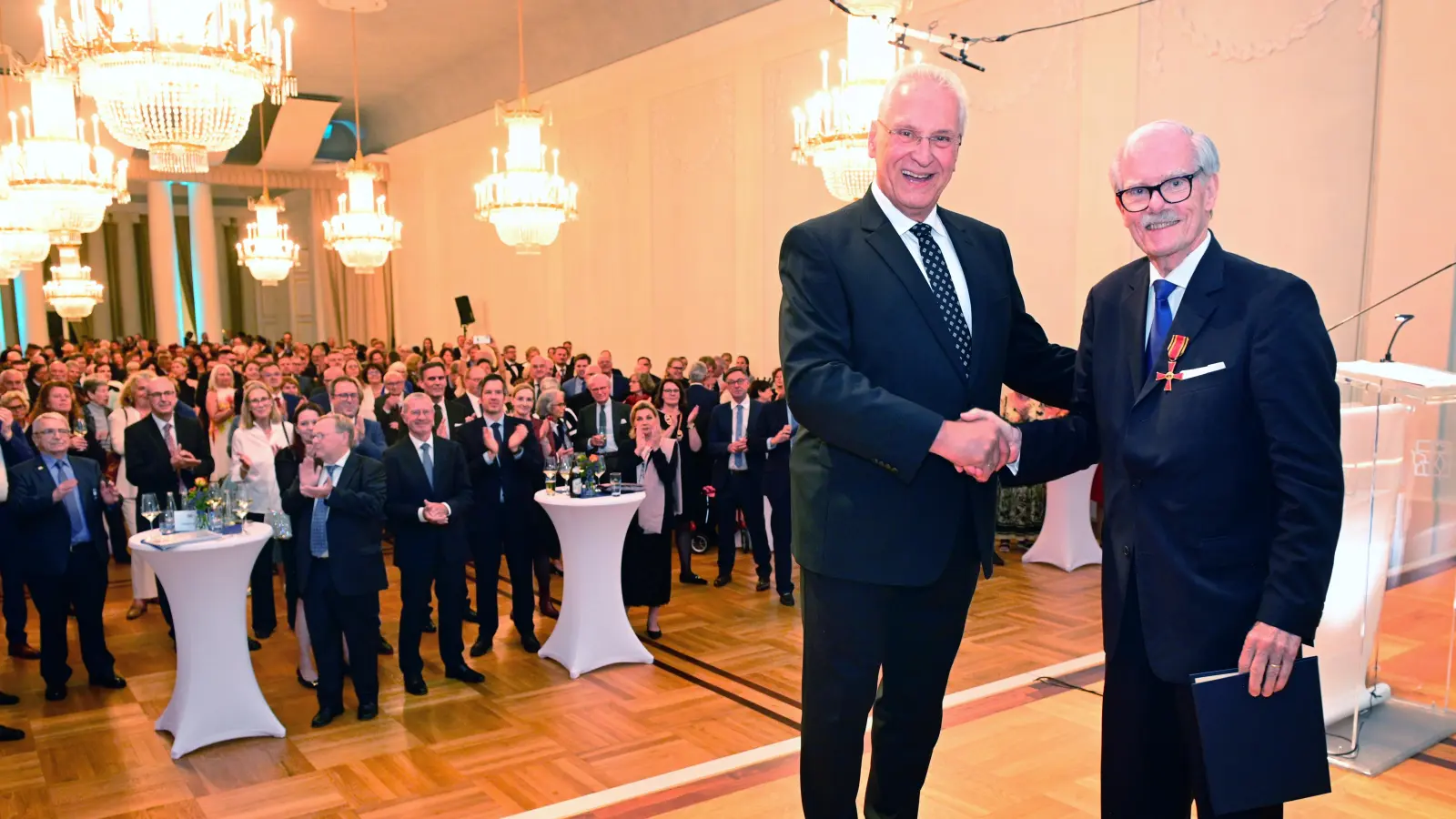 Günter Fabricius (rechts) engagiert sich seit Jahrzehnten für die Bachwoche Ansbach. Beim Staatsempfang überreicht ihm dafür Innenminister Joachim Herrmann das Bundesverdienstkreuz am Bande. (Foto: Jim Albright)