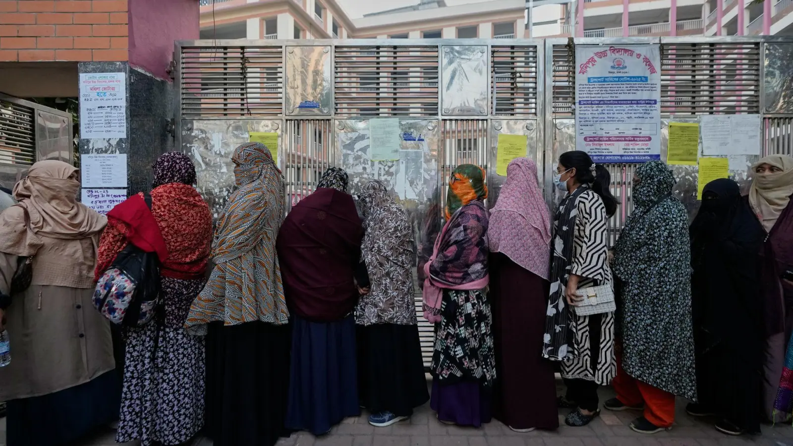 Bangladeschische Frauen stehen in einer Schlange, um ihre Stimme in einem Wahllokal abzugeben.  (Foto: Anupam Nath/AP/dpa)