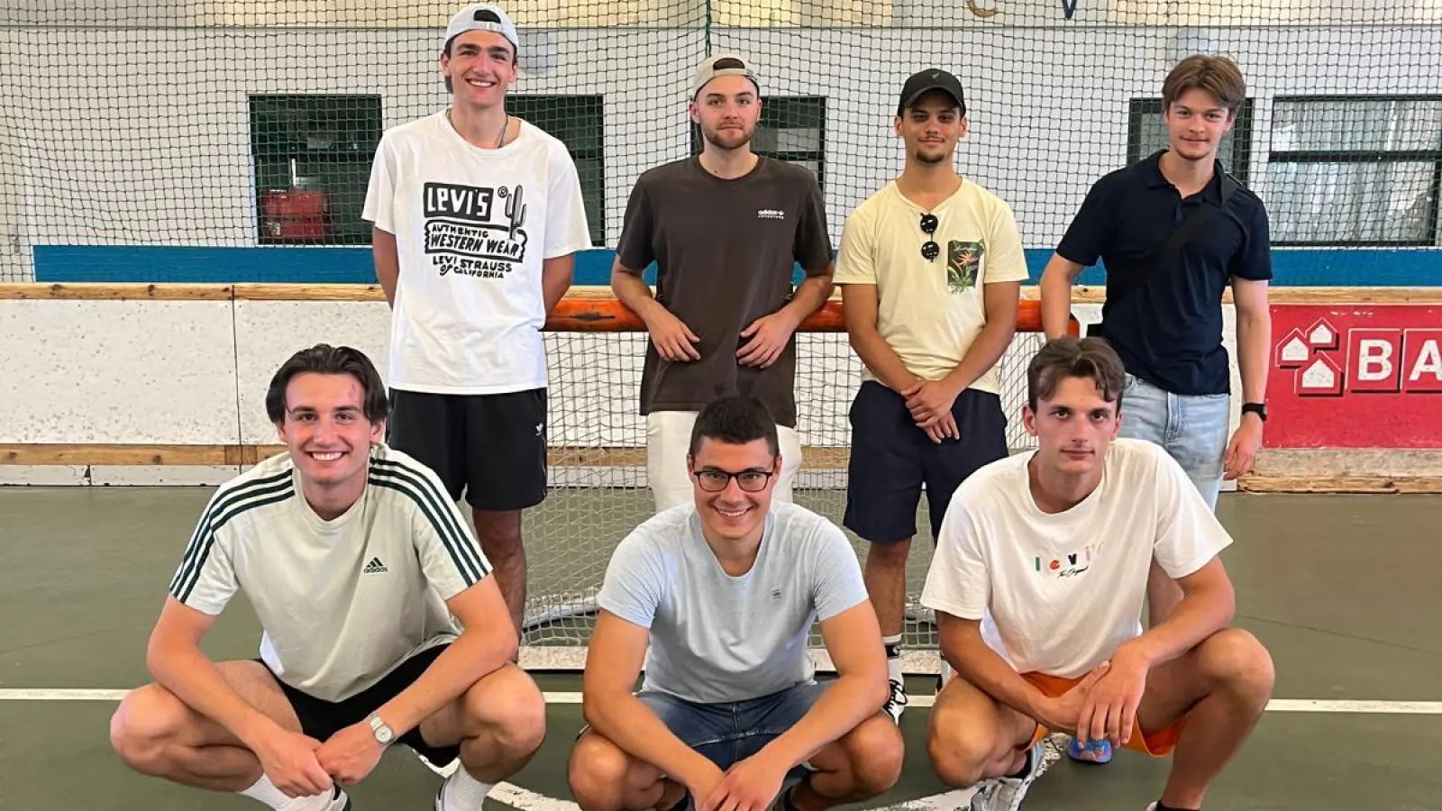 Die Mannschaft der SG Konstanz/Ansbach nach Saisonabschluss mit dem Pokal für Platz 3 im Vordergrund: (hinten, von links) Sascha Nonn, Philipp Elbl, Maurice Tati, Thorsten Lohr, (vorne, von links) Fabian Nonn, Roman Kaas und Pascal Nonn. (Foto: Privat)