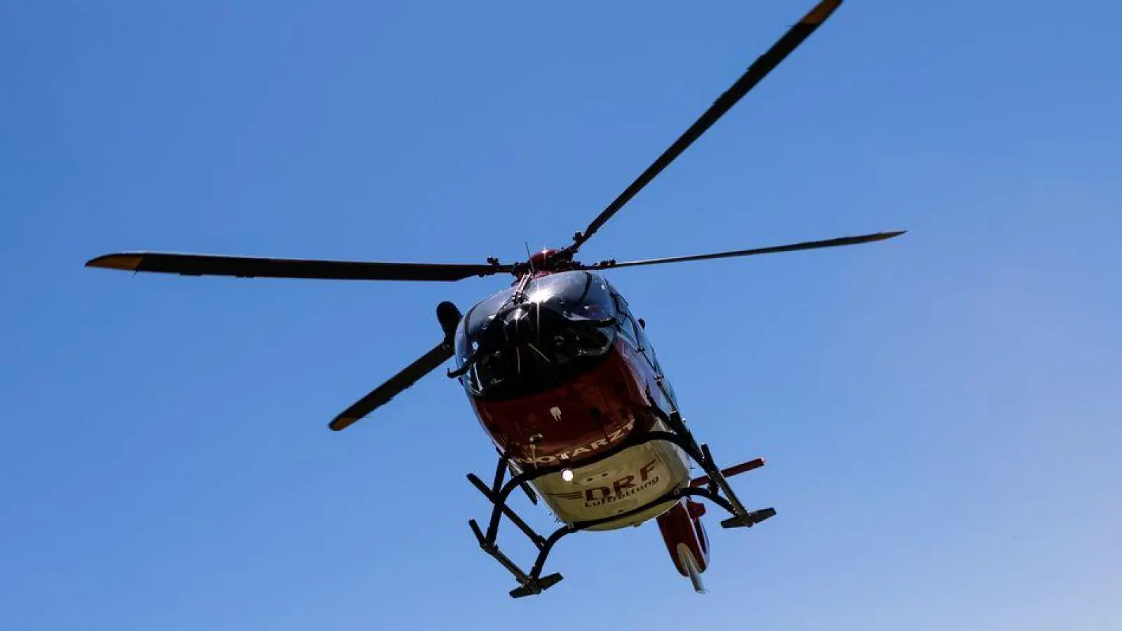 Mit einem Rettungshubschrauber wird der Motorradfahrer in eine Klinik geflogen. (Symbolbild) (Foto: Philipp von Ditfurth/dpa)