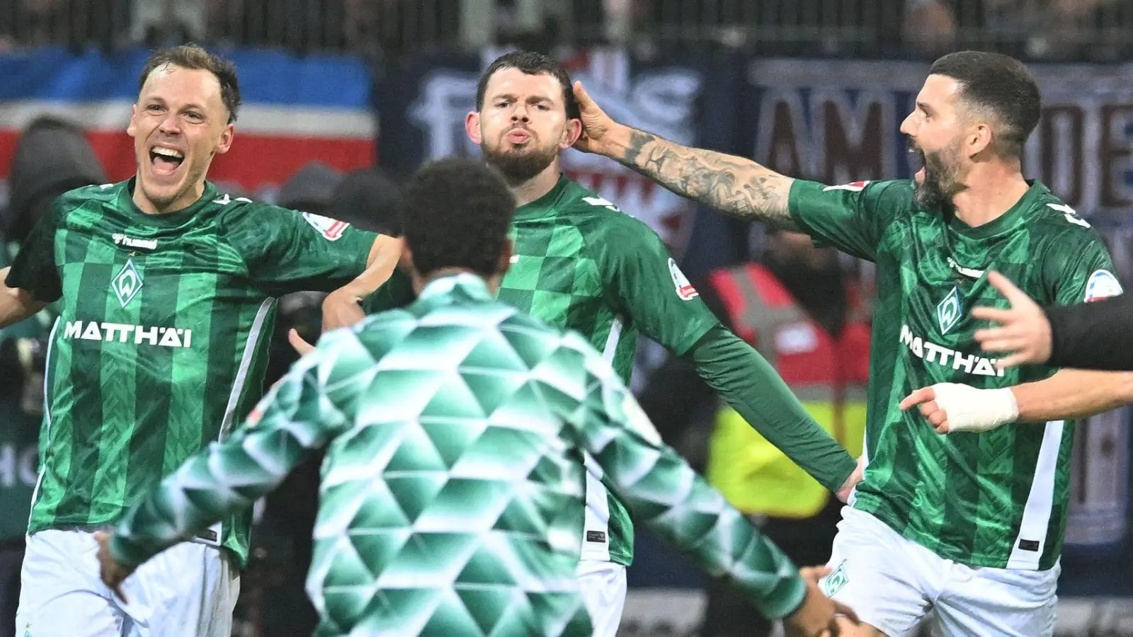 Oliver Burke brachte mit seinem Treffer das Weserstadion zum Beben. (Foto: Carmen Jaspersen/dpa)