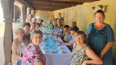 Der erste Öffnungstag des Arkaden-Cafés auf dem Friedhof in Wassertrüdingen wurde von den Bürgerinnen und Bürgern sehr gut angenommen. Im Vordergrund (von links): die beiden Initiatorinnen Anita Winter-Schmitz und Brigitte Mahnke. (Foto: Albert Schülein)